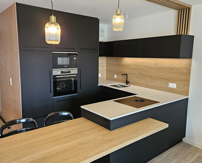 Mélange de bois et noir mat avec plan de travail Dekton blanc et plaque de cuisson Bora encastrée à fleur de plan, plafonnier en tasseaux chêne - La Rochelle 17