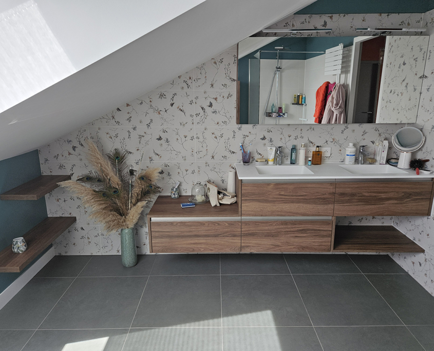 Meuble salle de bain chêne de grange, profil poignée alu et plan de travail Corian, vasque intégrée