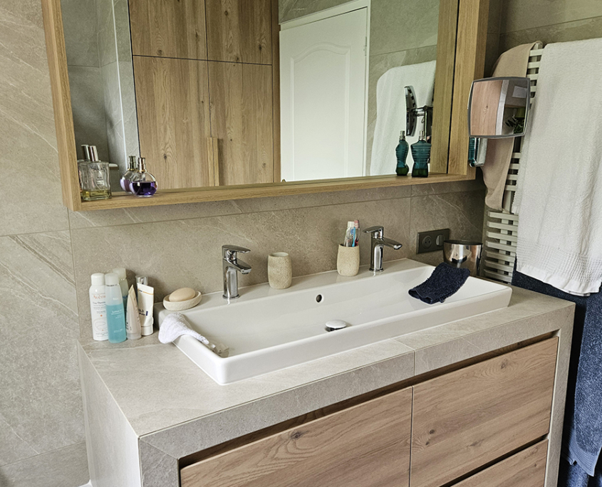 Salle de bain avec plan de travail en céramique et meuble en chêne - Vertou